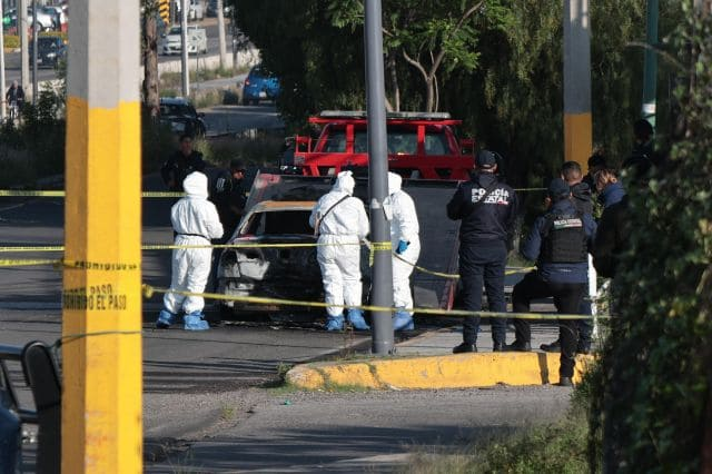 Localizan restos humanos en vehículo calcinado en la Laguna de Chapulco