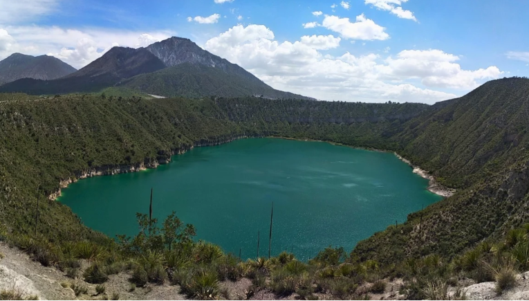 Atexcac, la laguna volcánica de Puebla que cambia de color según la luz