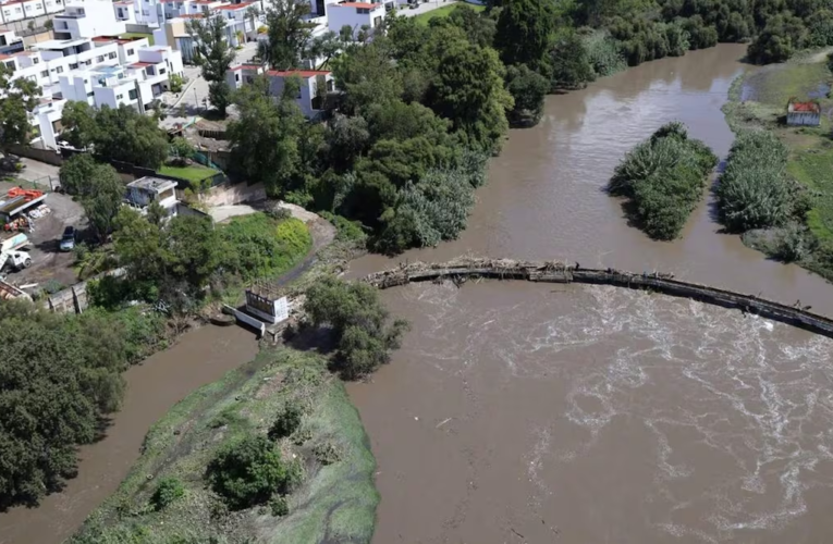 Río Atoyac arrastra patrulla en Santa Clara Ocoyucan; buscan a policía desaparecido