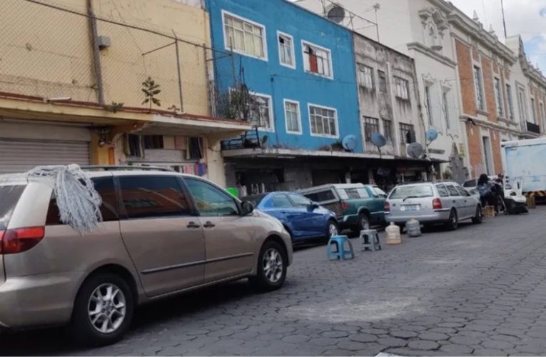 Retiran objetos usados para apartar cajones de parquímetros en el Centro Histórico de Puebla